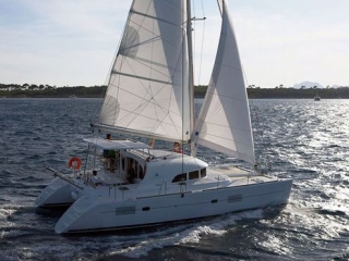  ein Katamaran segelt durch die Gewässer des Meeres 